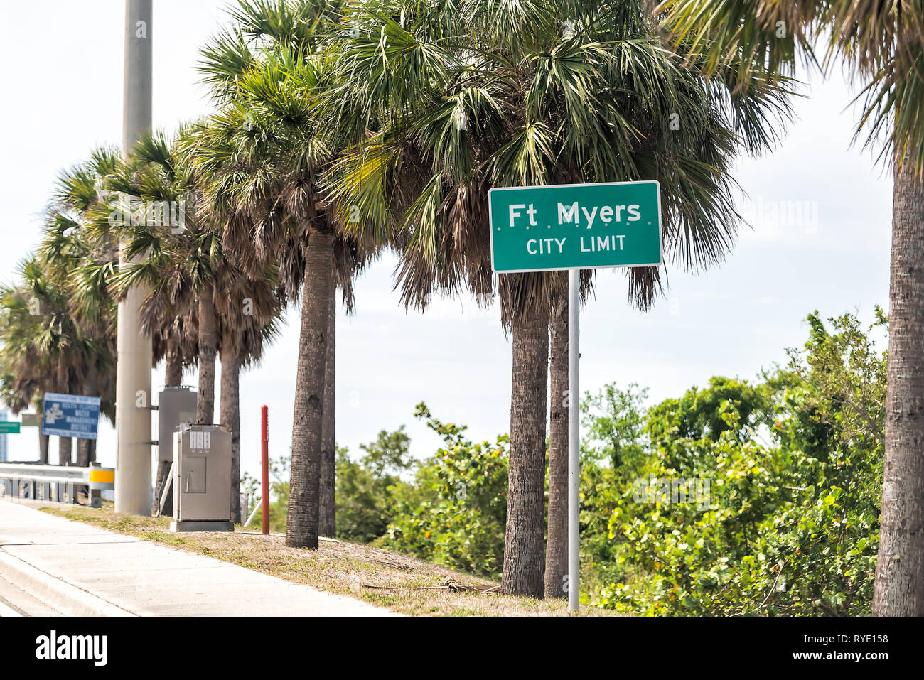 Fort Myers, USA - 29. April 2018: Stadt Straße während der sonnigen Tag in Florida Golf von Mexiko Küste mit Vorzeichen closeup für Stadt Grenze auf der Autobahn unterwegs und Pa Stockfoto