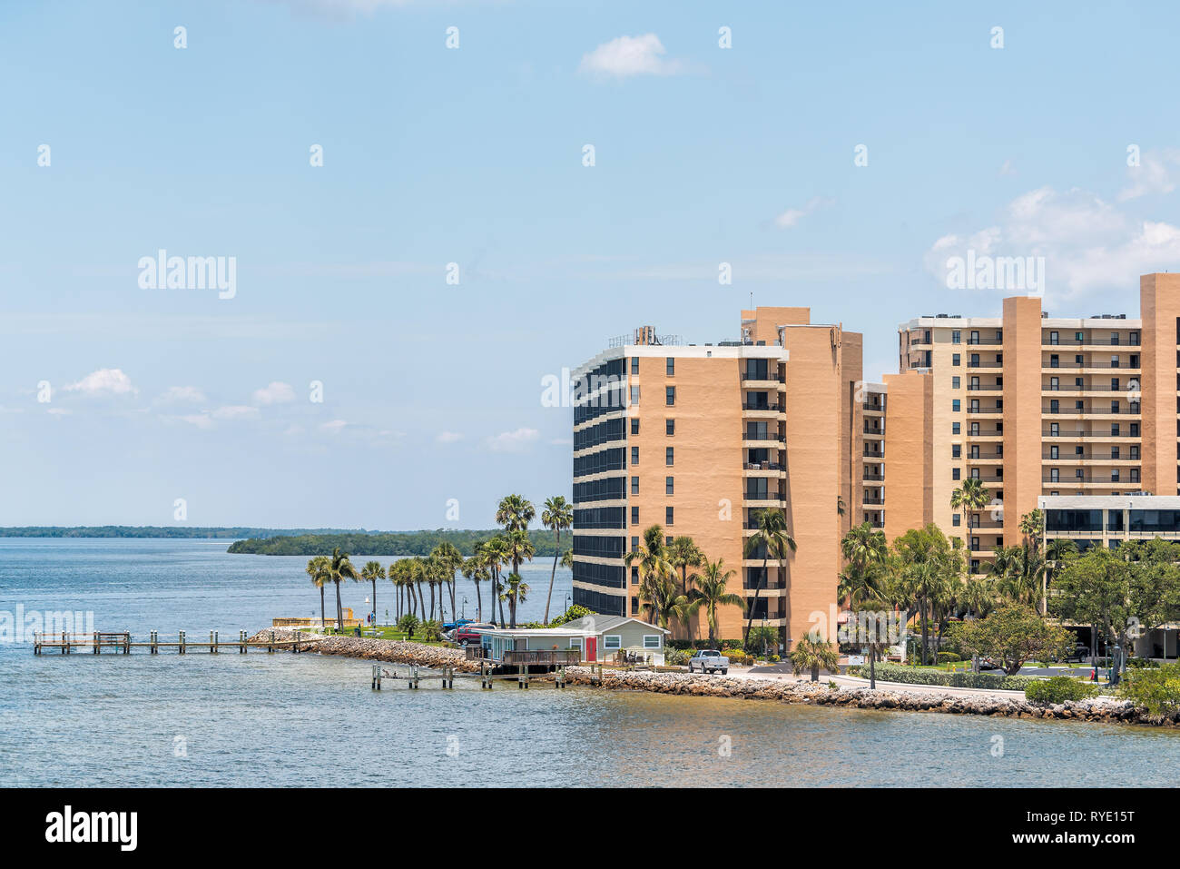 Fort Myers, USA - 29. April 2018: Die Stadt Stadtbild Skyline mit Apartment Gebäuden während der sonnigen Tag in Florida Golf von Mexiko Küste und Blick auf die Bucht von S Stockfoto