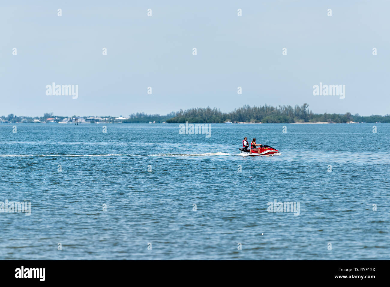 Sanibel Island, USA - 29. April 2018: Frauen reiten Motorboot in Florida Bay in der Nähe von Meer Strand Küste Stockfoto
