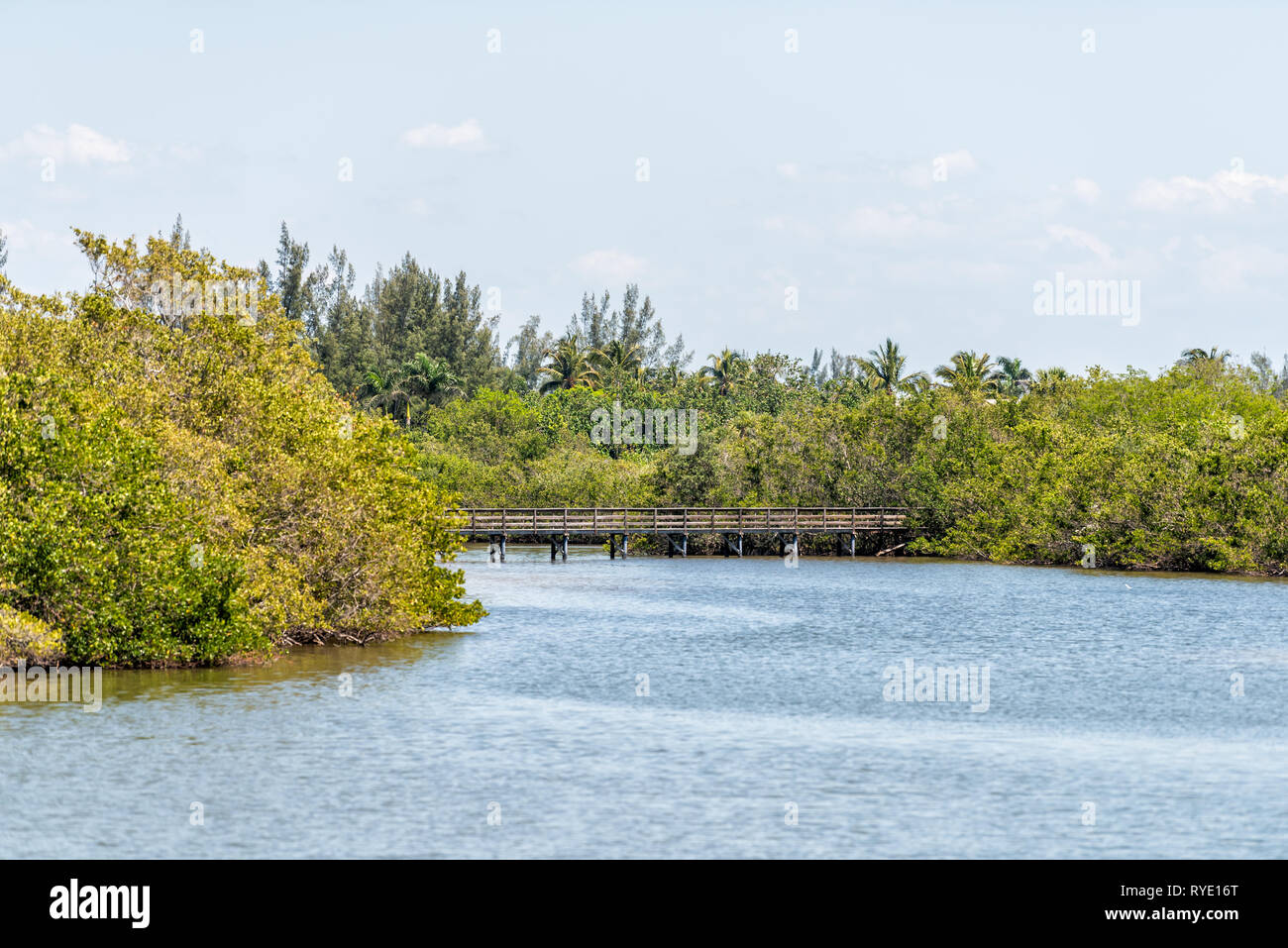 Sanibel Island, USA Bowman Strand mit Querformat von Bayou von der Brücke und Holzsteg mit niemand auf River Bay Stockfoto
