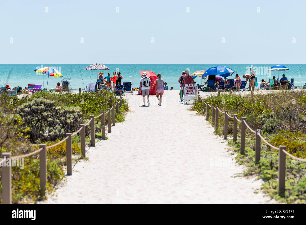 Sanibel Island, USA - 29. April 2018: Bowman's Beach mit sandigen Trail Pfad Gehweg durch Zaun und viele Touristen Menschen und Strand erosion Zeichen Stockfoto