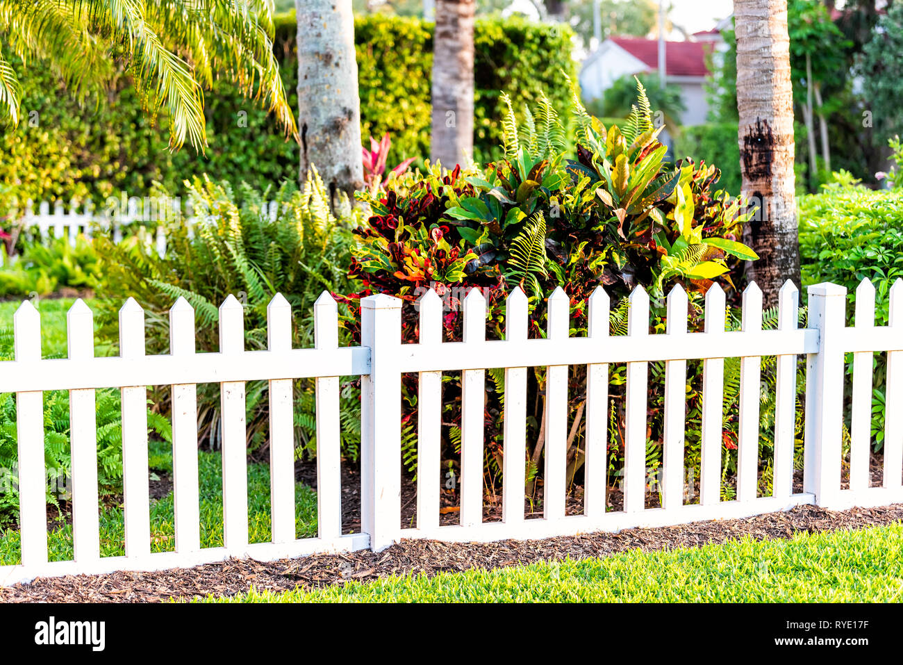 Red Home White Picket Fence Stockfotos Red Home White Picket
