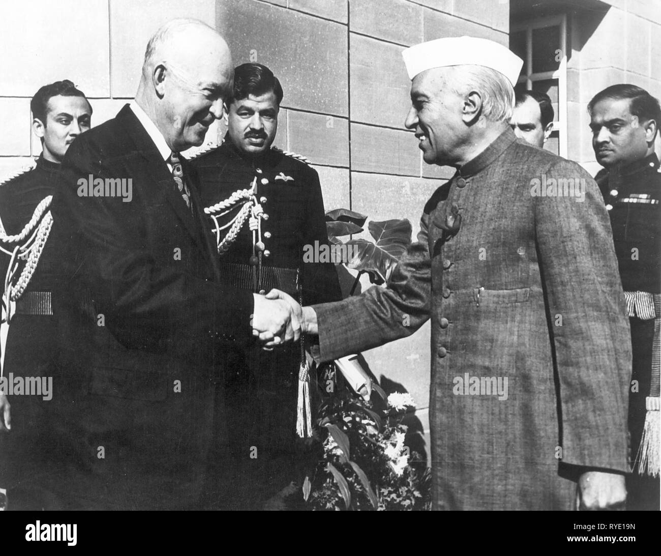 Premierminister Jawaharlal Nehru empfängt US-Präsident Dwight D. Eisenhower an das Parlament, bevor der Präsident an einer gemeinsamen Sitzung des indischen Parlaments. Stockfoto