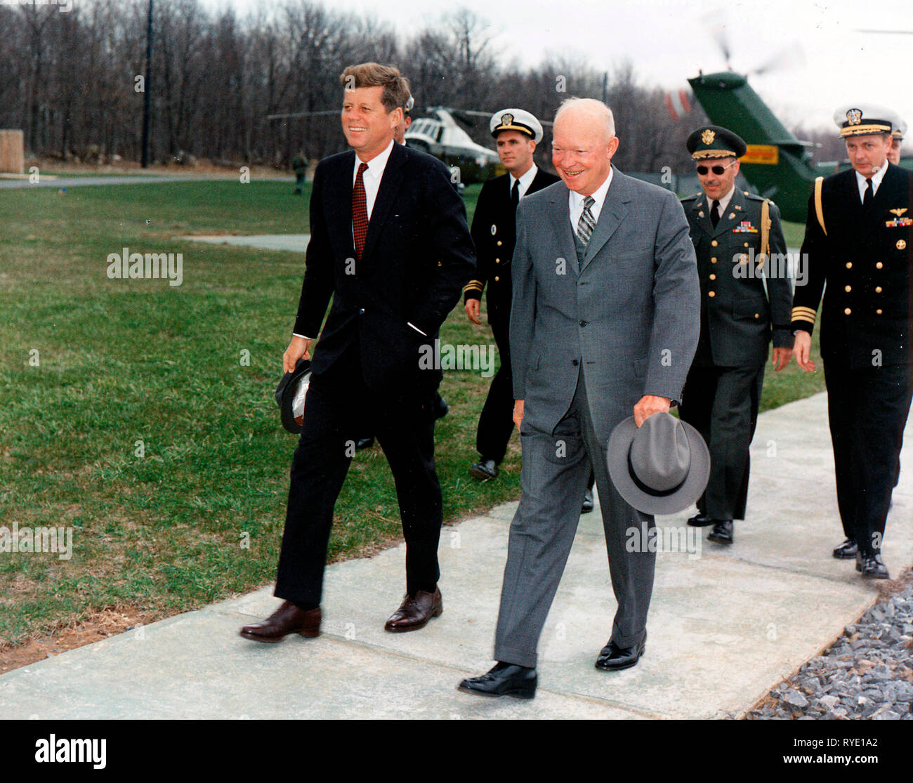 Treffen mit Präsident Eisenhower. Präsident Kennedy, Präsident Eisenhower, militärischen Adjutanten. Camp David, MD - April 1961 Stockfoto