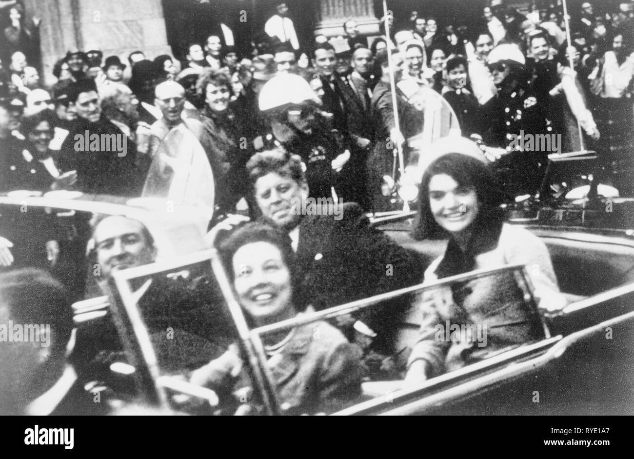 Präsident John F. Kennedy motorcade, Dallas, Texas, Freitag, 22. November 1963. Auch in der präsidentenwagen sind Jackie Kennedy, Texas Gouverneur John Connally und seine Frau, Nellie. Stockfoto