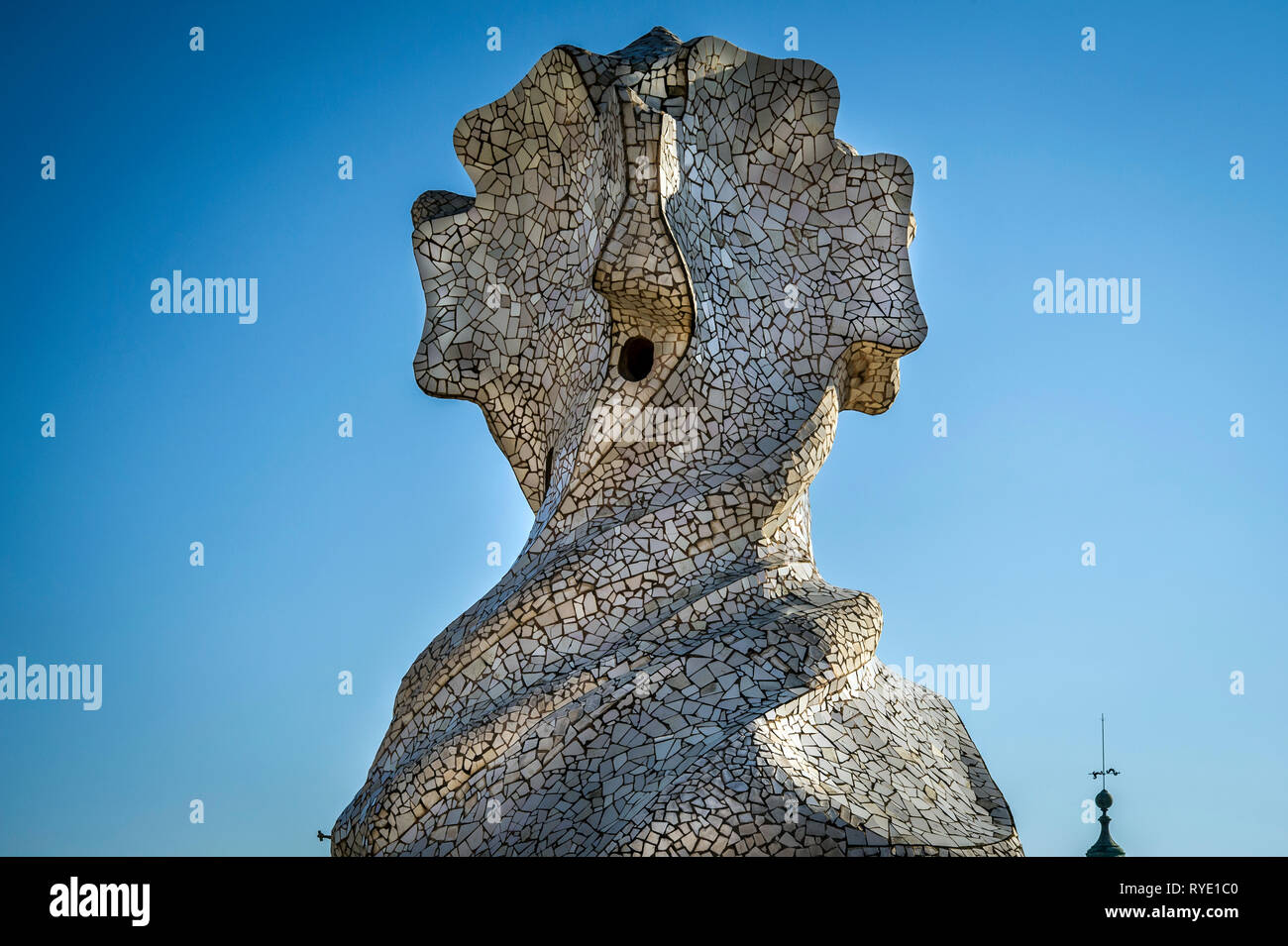 Auf dem Dach der Casa Mila von Antoni Gaudi in Barcelona. Stockfoto