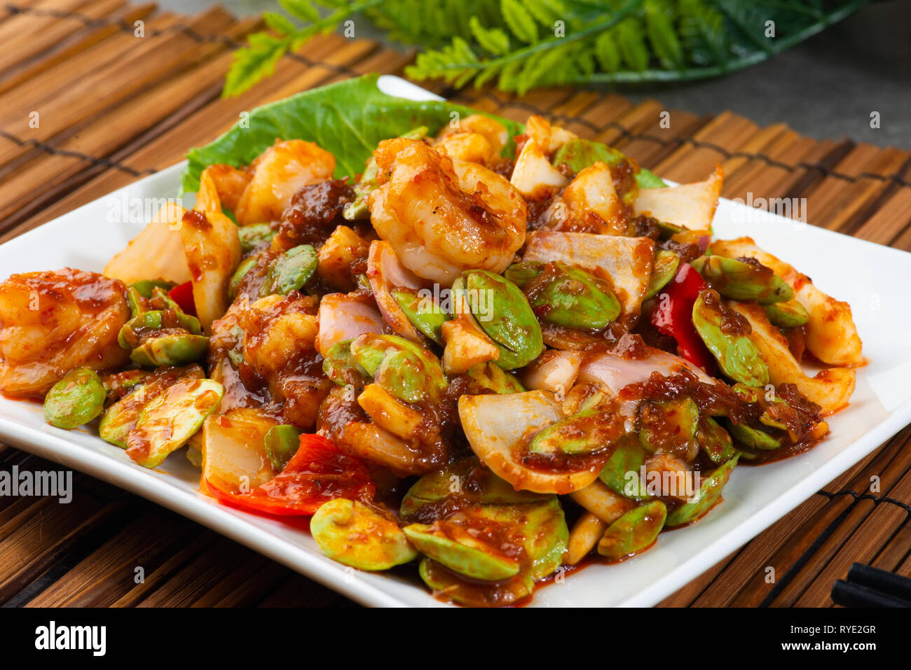 Petai, bittere Bohnen mit Garnelen, sambal und Chili Stockfoto