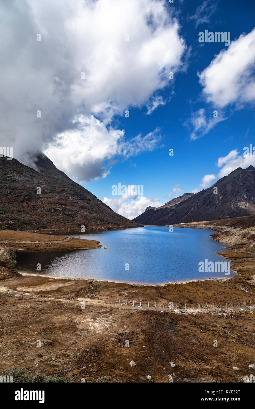 Der schöne See und seine Reflexion an Sela Pass in Arunachal Pradesh Stockfoto