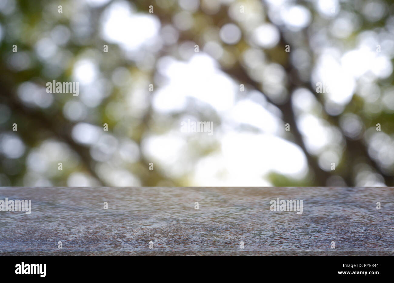 Leere marblestone Tisch vor der abstrakten verschwommen grünen Garten und Natur hellen Hintergrund. Für die Montage des Produkts angezeigt oder Key Visual Design legen Stockfoto