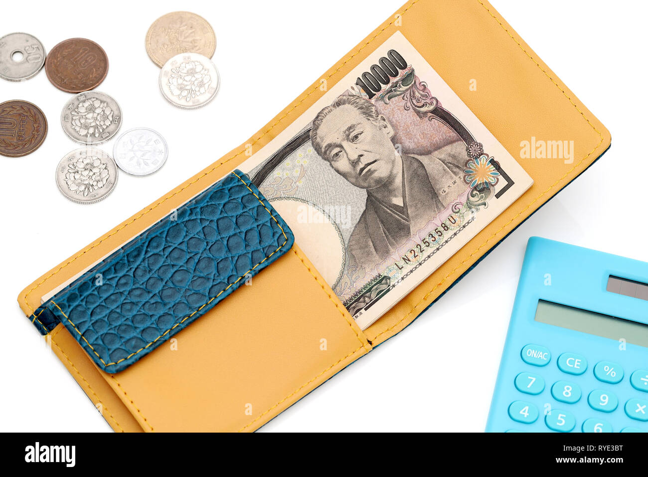 Lederetui und 10 000 Yen auf weißem Hintergrund Stockfoto