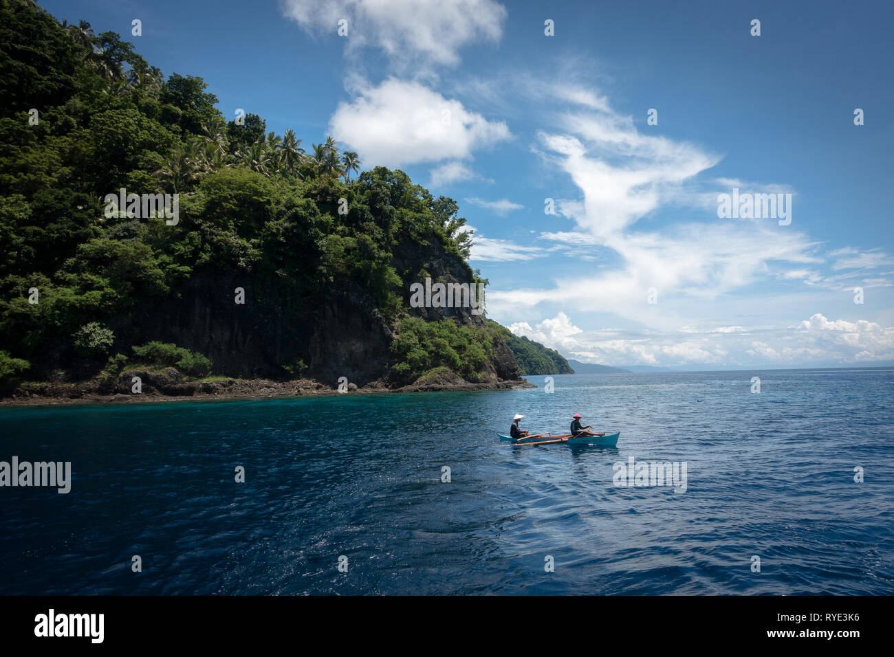 Fischer mit konischen Hut in kleinen Boot, Padre Burgos Hügel - Leyte, Philippinen Stockfoto