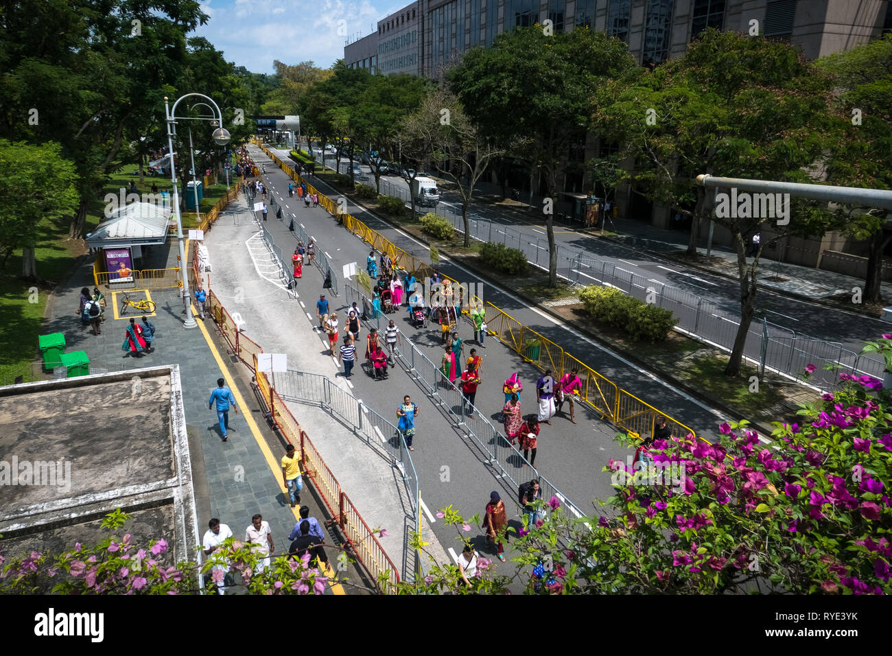 Thaipusam festival Menge Prozession auf der Straße von oben - Singapur Stockfoto