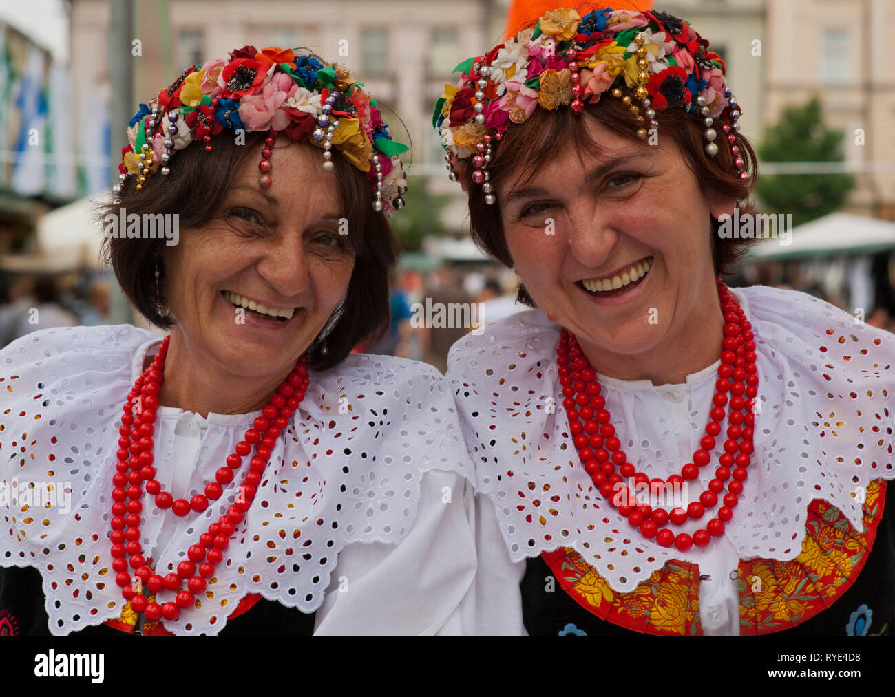 Zwei polnische Frauen in traditionellen Kostümen und Perlen headresses sind folkloristische Tänzer auf einem Festival in Krakau, Polen durchführen Stockfoto