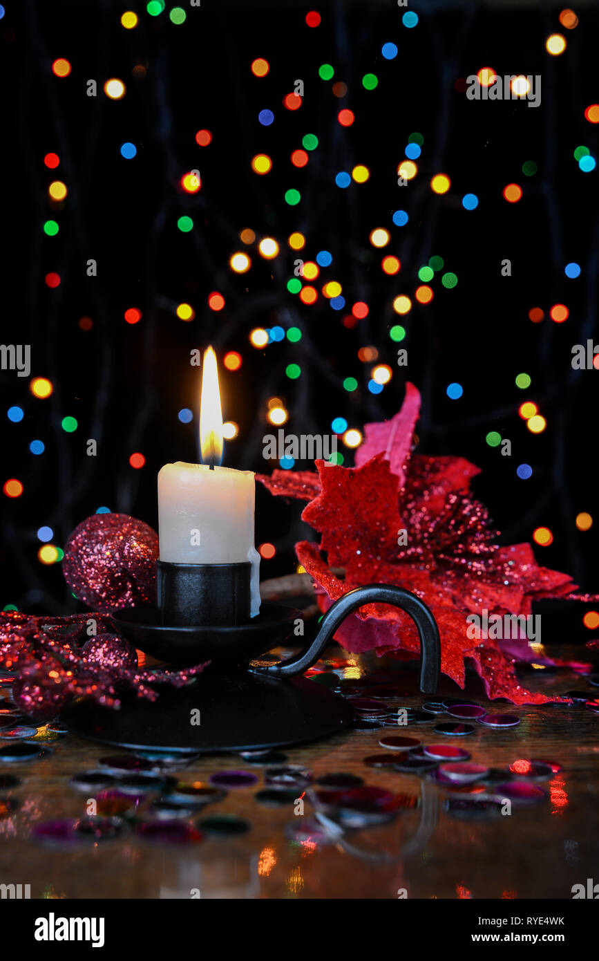 Vertikale Weihnachten Hintergrundbild Fur Ein Smartphone Mit Einer Brennenden Kerze Weihnachtsstern Und Rot Dekorationen Stockfotografie Alamy