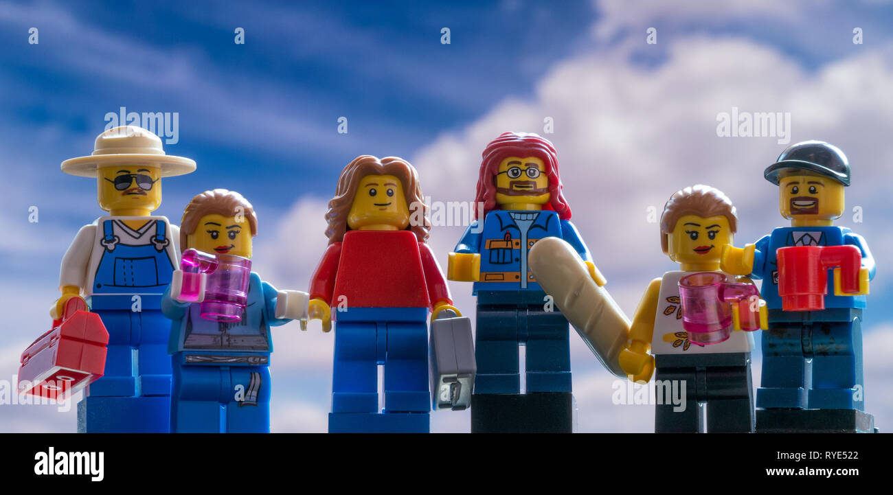 Familie von Lego Leute mini-Figuren gegen den blauen Himmel Hintergrund Stockfoto