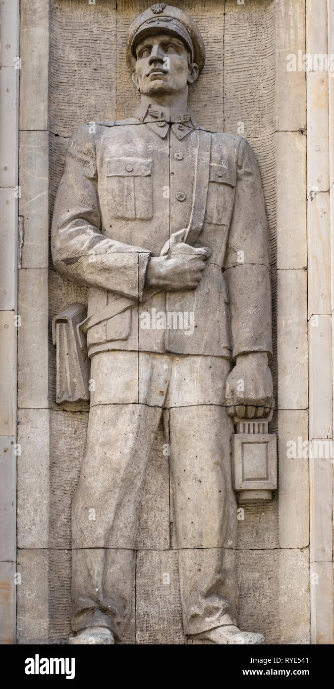 Flachrelief eines symbolischen Railroad worker oder Zugbegleiter in den Sozialistischen Realismus künstlerischen Stil in der Nähe des Platz der Verfassung von Warschau, Polen. Stockfoto