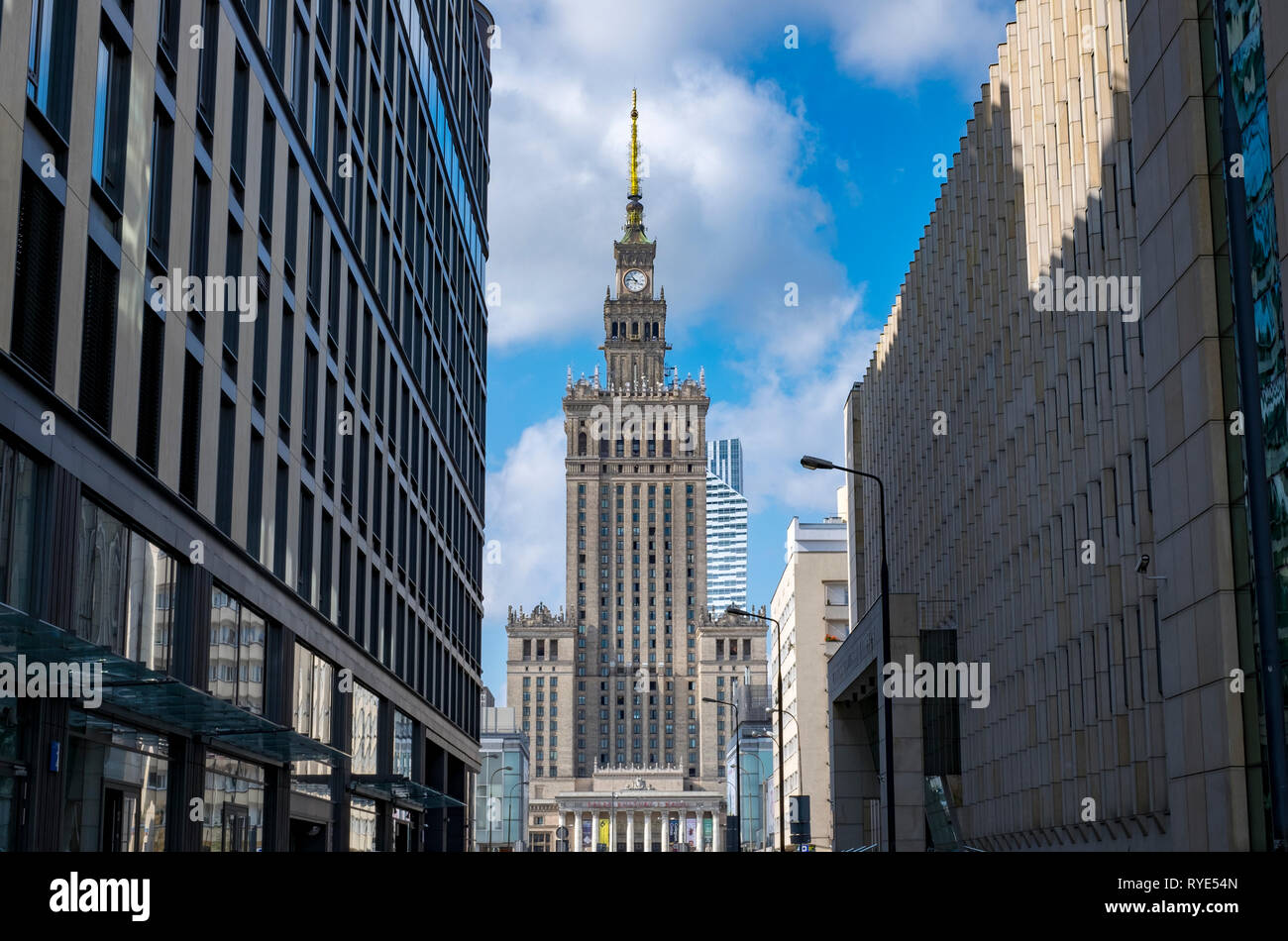 Der Palast der Kultur oder 'Palac Kultury" in der Innenstadt von Warschau, Polen, ein Beispiel für den Sozialistischen Realismus architektonischen Stil Stockfoto
