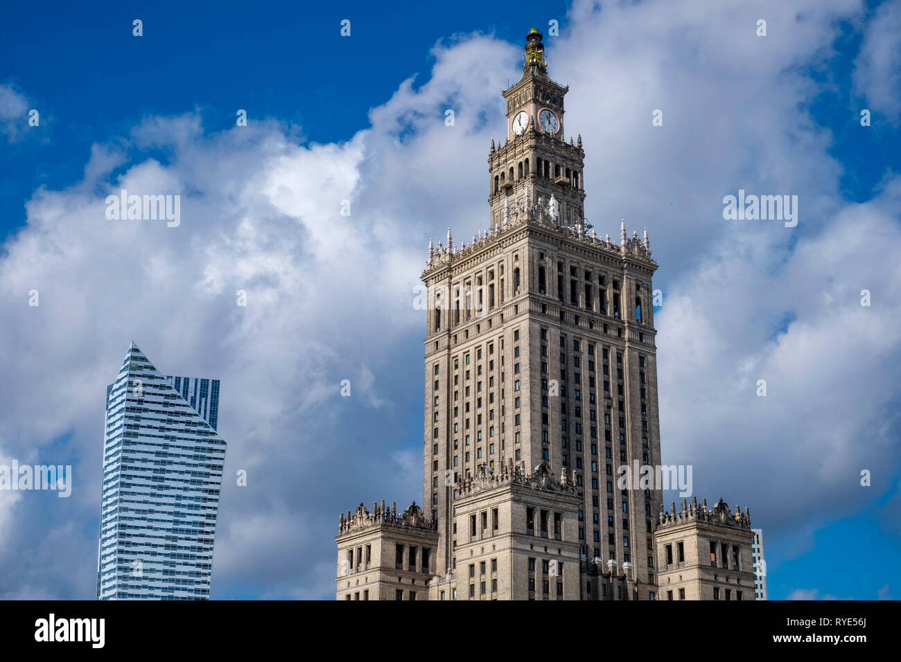 Der Palast der Kultur oder 'Palac Kultury" in der Innenstadt von Warschau, Polen, ein Beispiel für den Sozialistischen Realismus architektonischen Stil Stockfoto