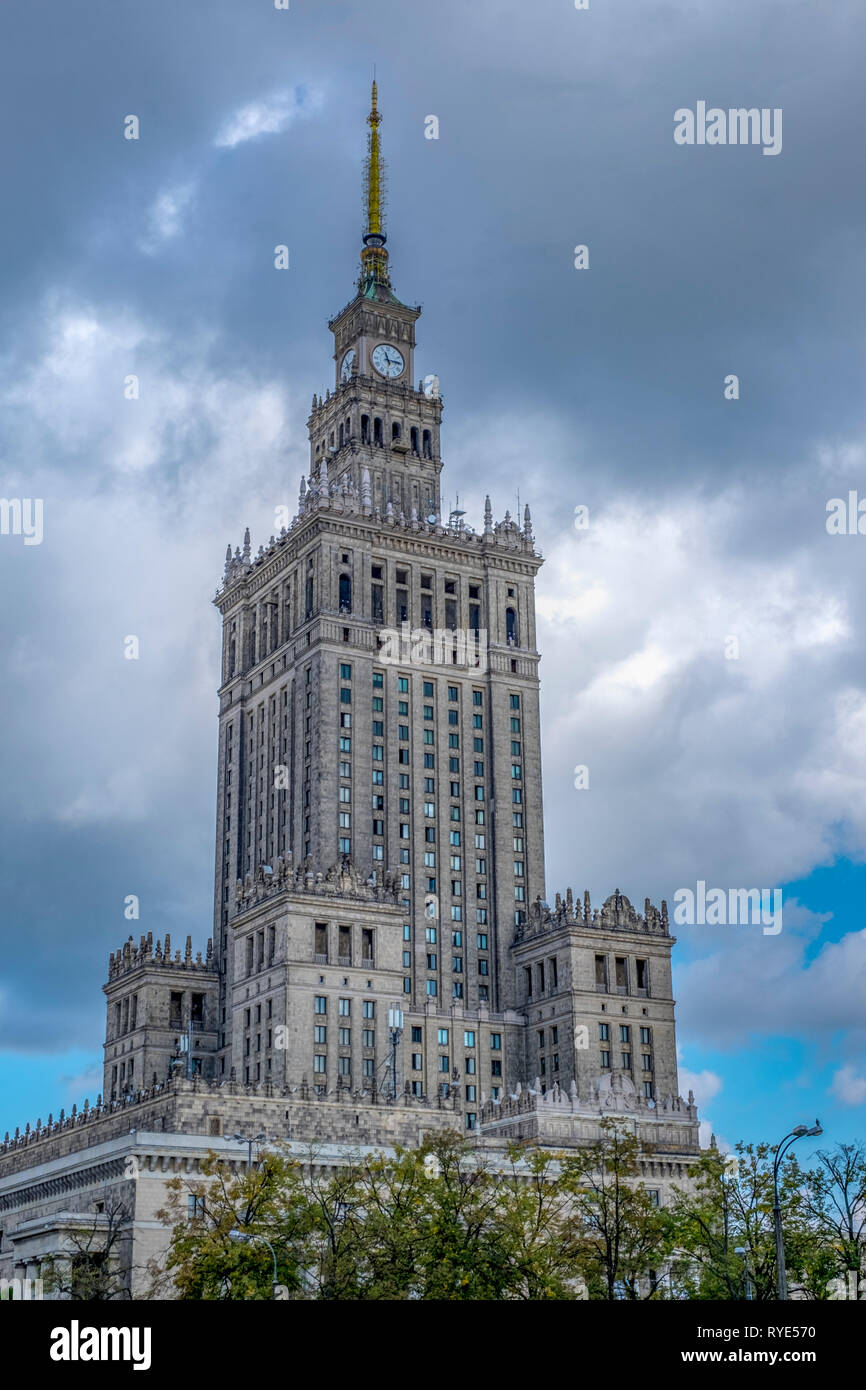 Der Palast der Kultur oder 'Palac Kultury" in der Innenstadt von Warschau, Polen, ein Beispiel für den Sozialistischen Realismus architektonischen Stil Stockfoto