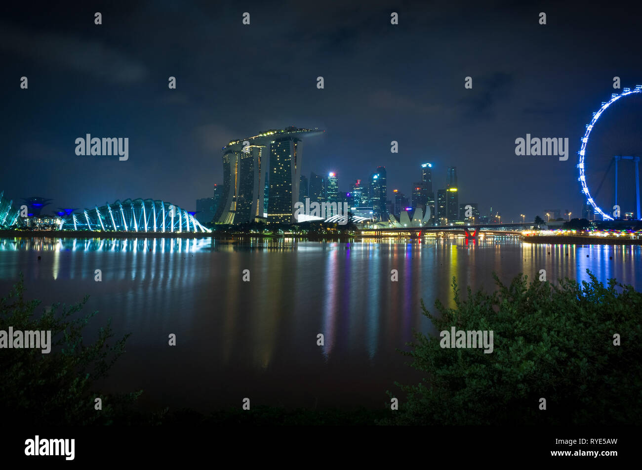 Singapur Skyline bei Nacht, Langzeitbelichtung, vom Hotelgarten, die die Bucht Ost Stockfoto