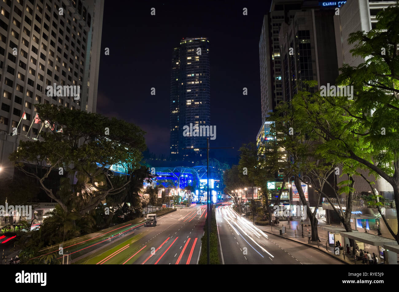 Lange Belichtung Auto Scheinwerfer an der Scotts Road, mit Singapur Wolkenkratzer Stockfoto