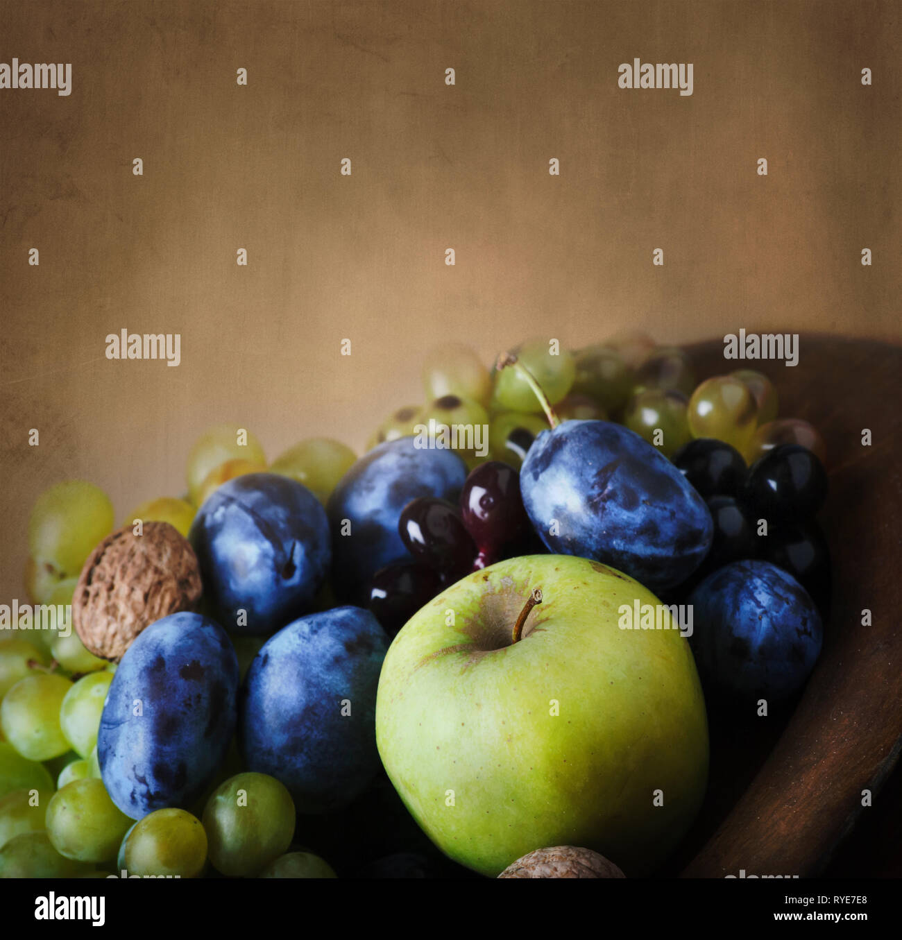 Saisonale thanksgiving Obst in Houten. Vintage Stillleben mit Herbst landwirtschaftlichen Kulturpflanzen über Kunst Leinwand Hintergrund. Stockfoto