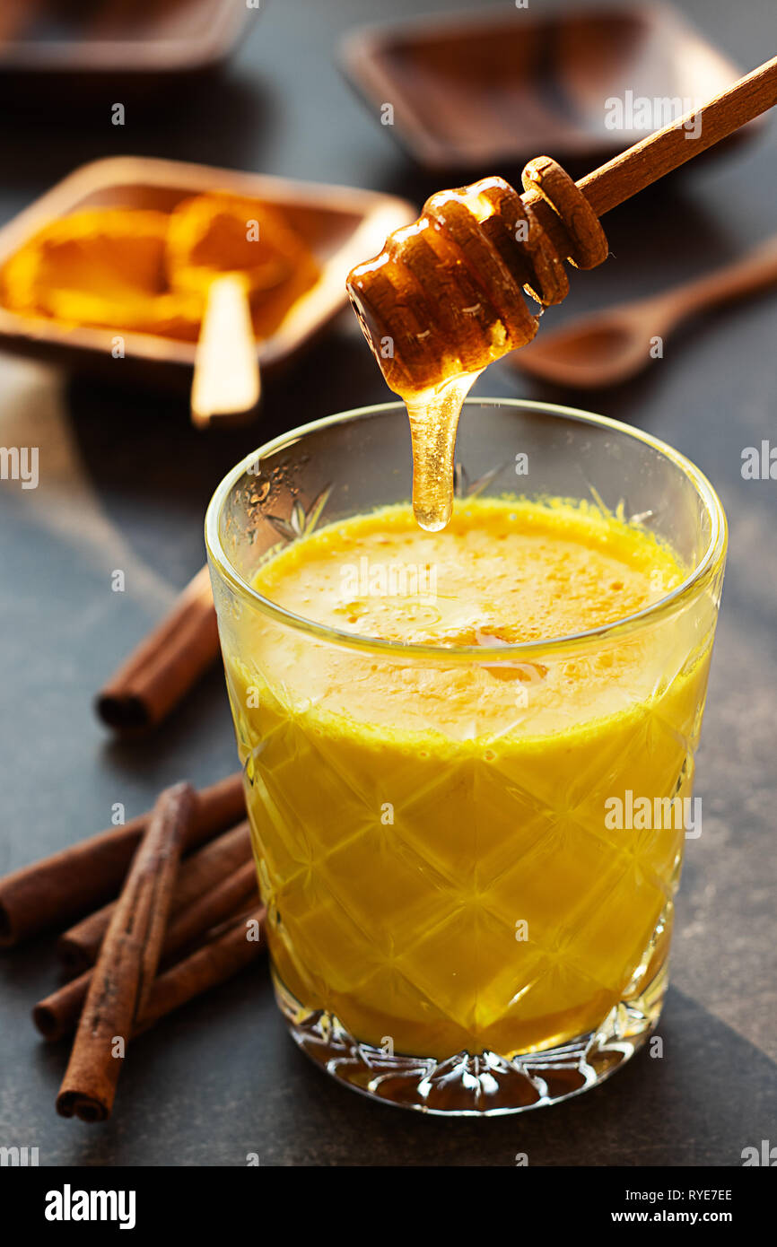 Frische hausgemachte golden Milch mit Curcuma, Zimt und Honig Stockfoto