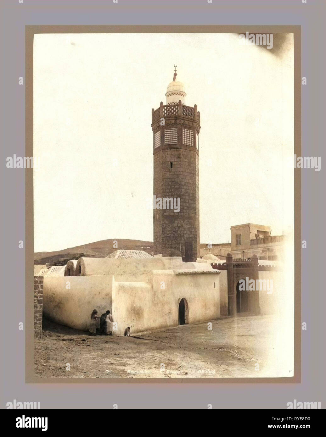 Mostaganem, Moschee, Algier, die Neurdein Fotografien von Algerien einschließlich der byzantinischen und römischen Ruinen in Tébessa und Thamugadi, Moscheen, Schreine, öffentliche Gebäude, Paläste und Street Szenen in Mostaganem, Biskra, Algier, Tlemcen, Constantine, Oran, und Sidi Bel Abbès, und der Kathedrale von Karthago. Porträts der algerischen Bevölkerung sind Berber, Ouled Naïl Frauen und Gefangene in Annaba. Tunesische Ansichten gehören Moscheen, Gebäude und Straßenszenen in Tunis Stockfoto