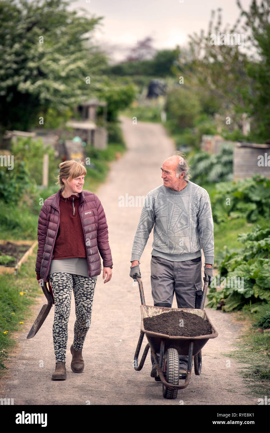 Gärtner im Golden Hill Community Garden in Bristol UK Stockfoto