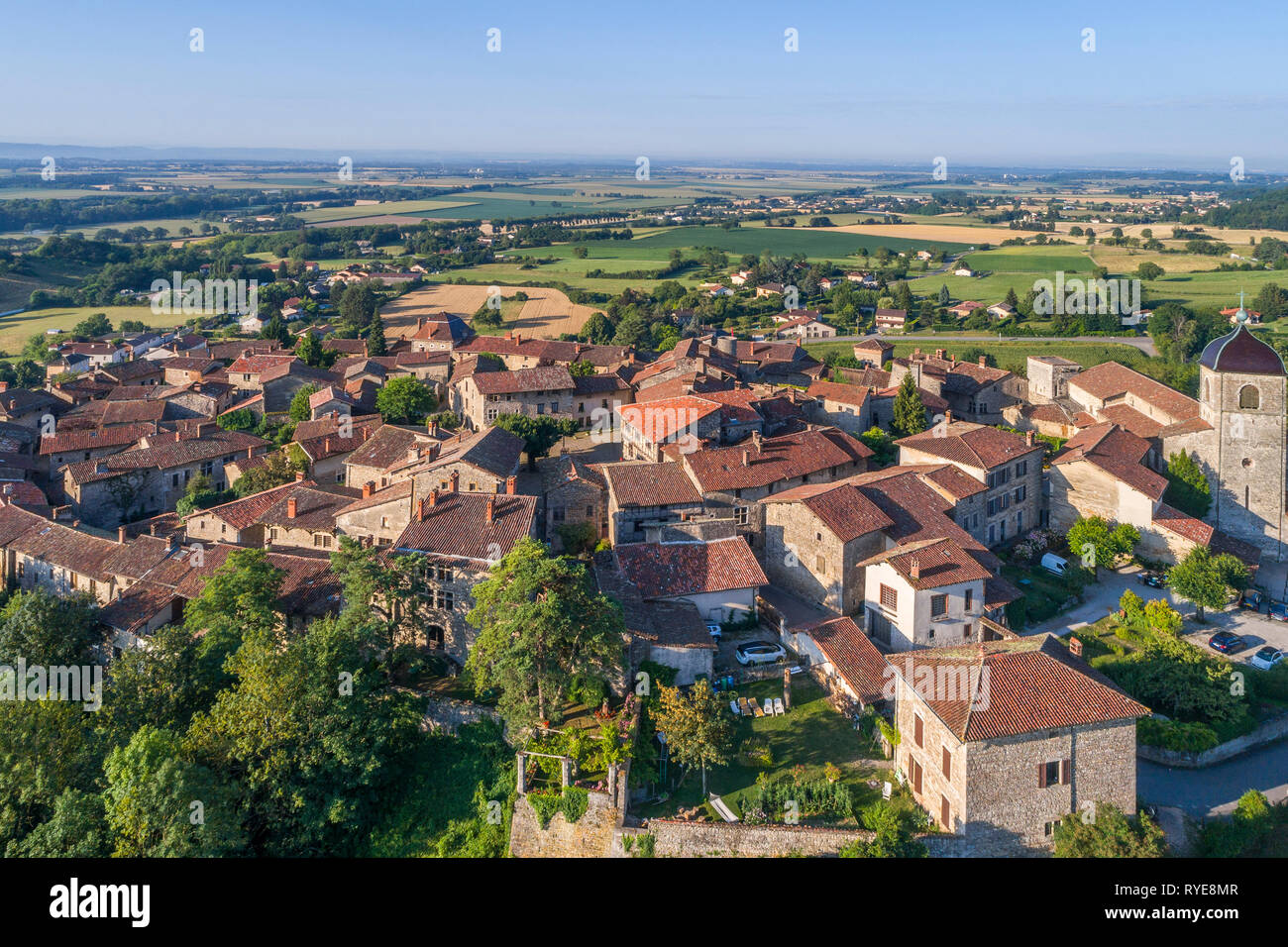 Frankreich, Ain, Perouges, mittelalterliche Stadt, mit der Bezeichnung les plus beaux villages de France (Schönste Dörfer Frankreichs), allgemeine Ansicht (Luftbild) / Stockfoto