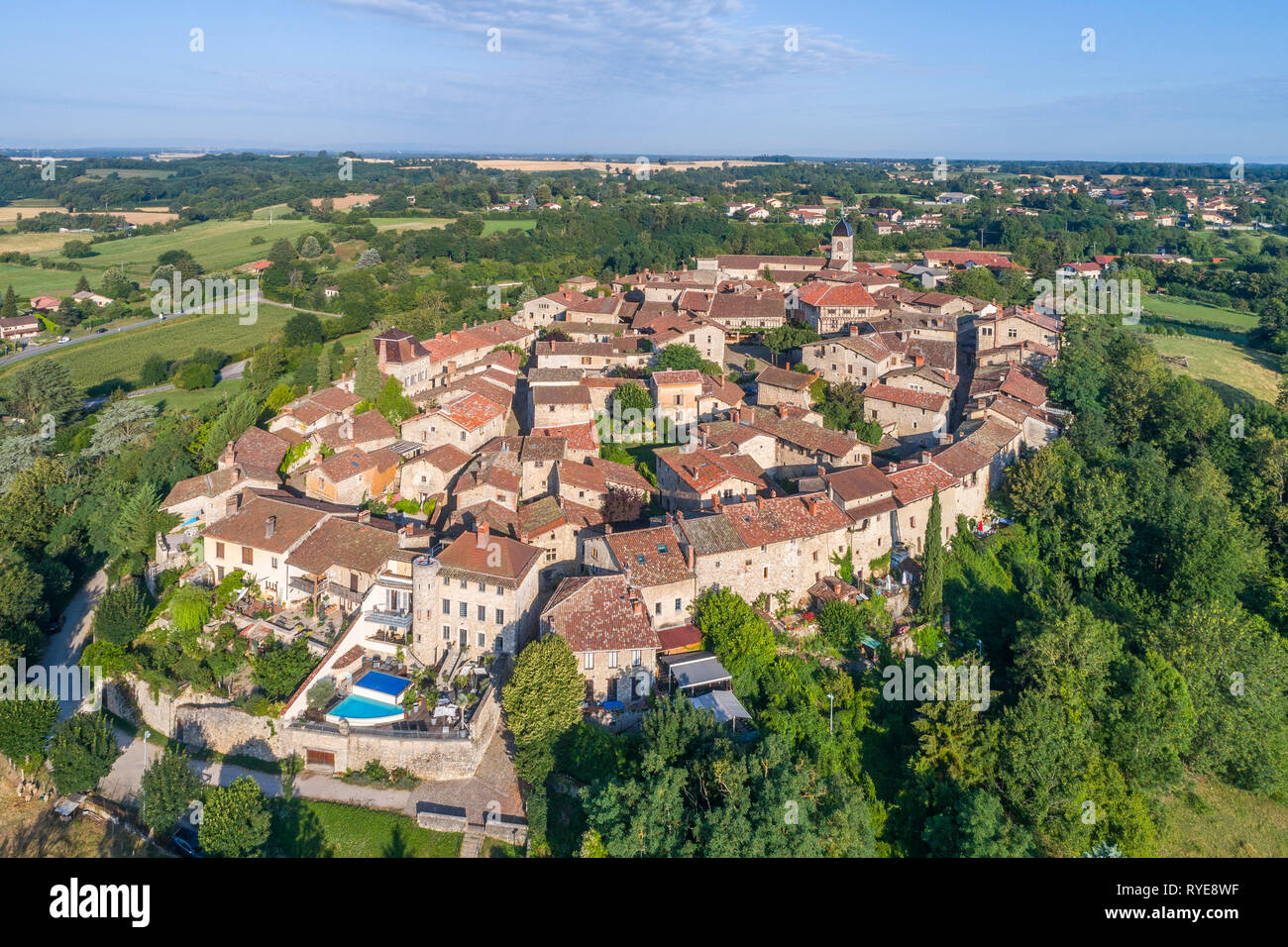 Frankreich, Ain, Perouges, mittelalterliche Stadt, mit der Bezeichnung les plus beaux villages de France (Schönste Dörfer Frankreichs), allgemeine Ansicht (Luftbild) / Stockfoto
