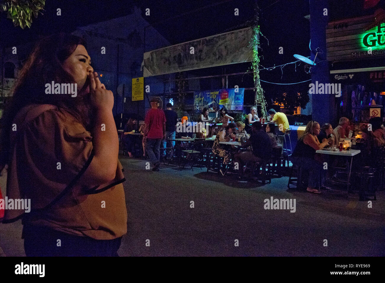 Touristen in den Bars an Love Lane, George Town, Penang, Malaysia, Asien Stockfoto
