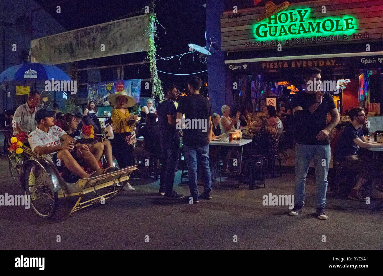 Touristen in den Bars an Love Lane, George Town, Penang, Malaysia, Asien Stockfoto