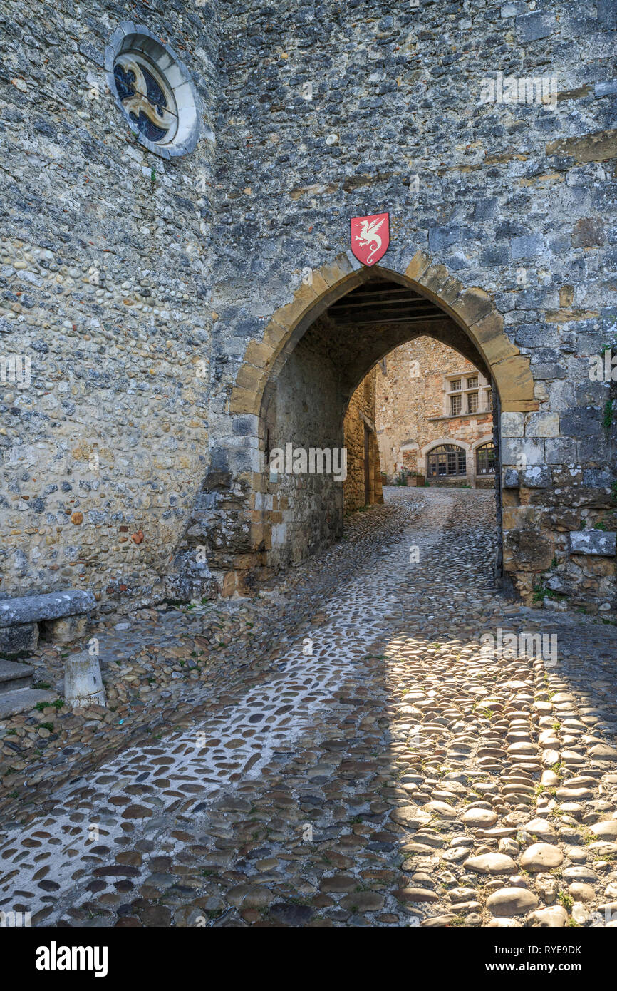Frankreich, Ain, Perouges, mittelalterliche Stadt, mit der Bezeichnung les plus beaux villages de France (Schönste Dörfer Frankreichs), Porte d'en Haut (En Haut Stockfoto