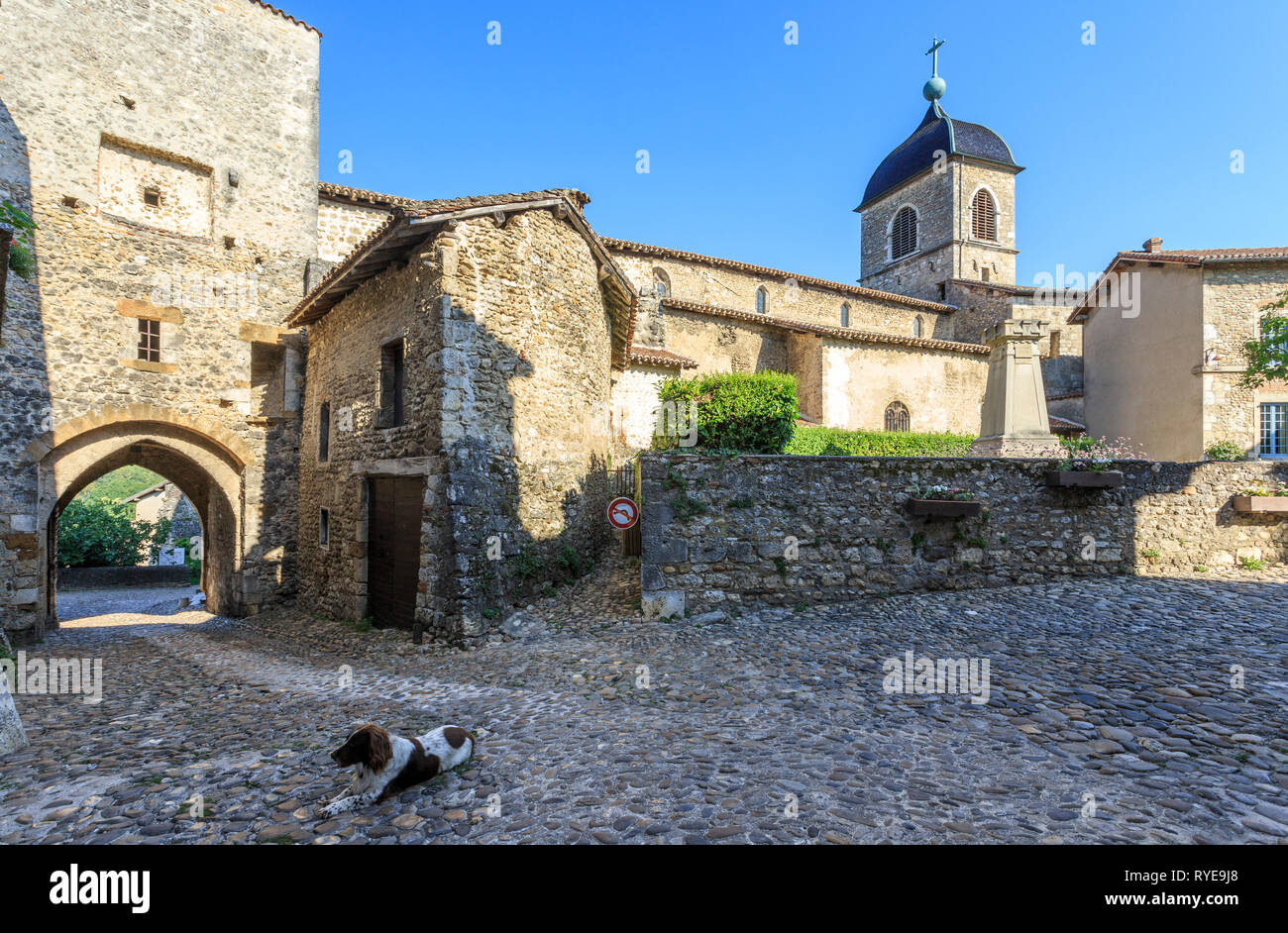 Frankreich, Ain, Perouges, mittelalterliche Stadt, mit der Bezeichnung les plus beaux villages de France (Schönste Dörfer Frankreichs), Sainte Madeleine befestigte c Stockfoto