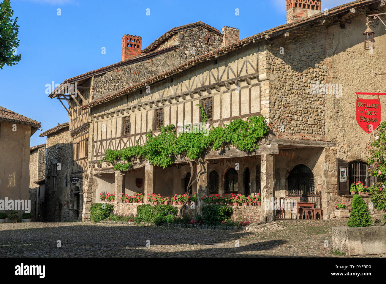 Frankreich, Ain, Perouges, mittelalterliche Stadt, mit der Bezeichnung les plus beaux villages de France (Schönste Dörfer Frankreichs), Place du Tiilleul oder d Stockfoto