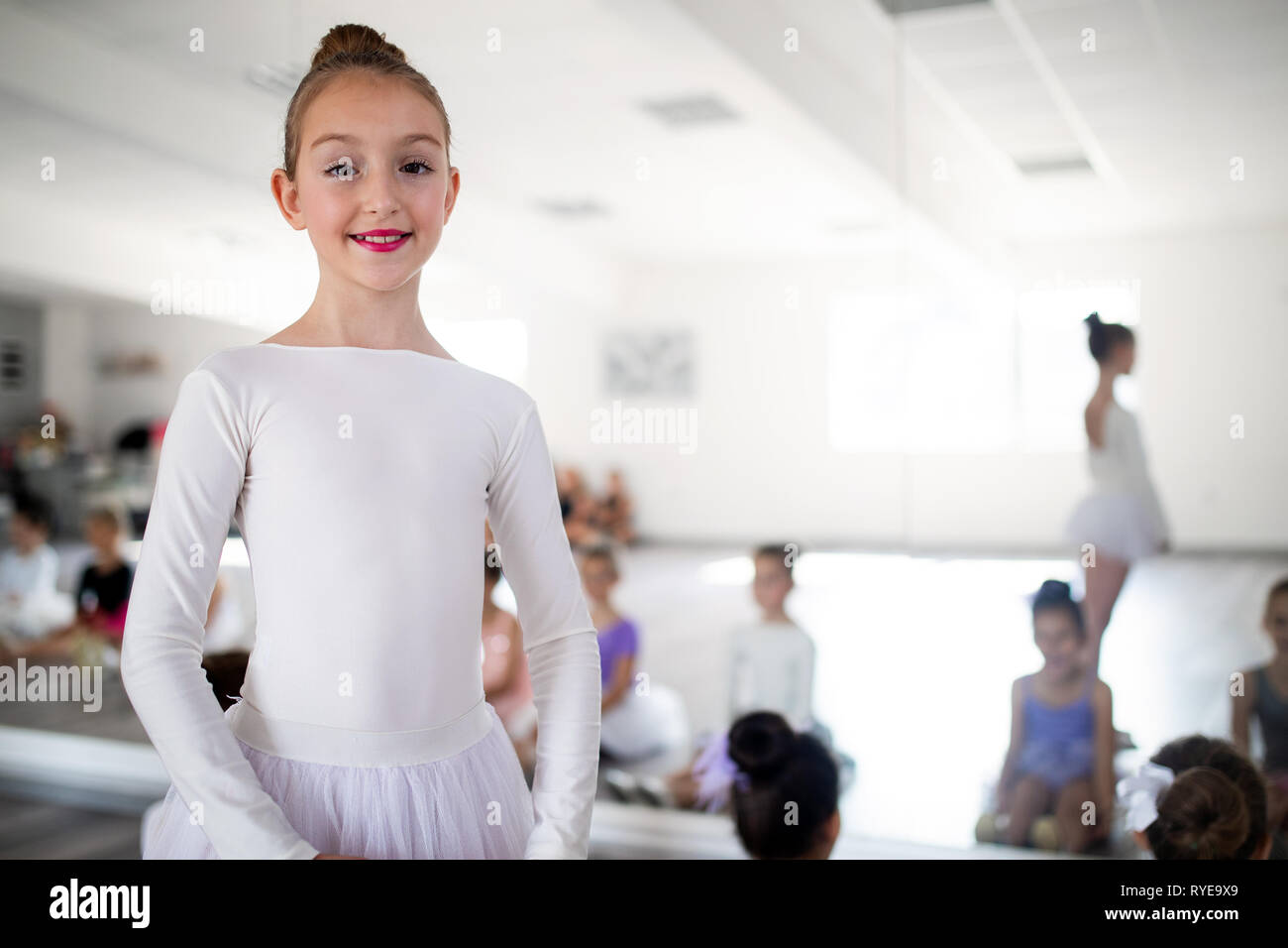 Gruppe von kleinen Ballerinas Mädchen tun, Übungen in der Tanzschule Stockfoto