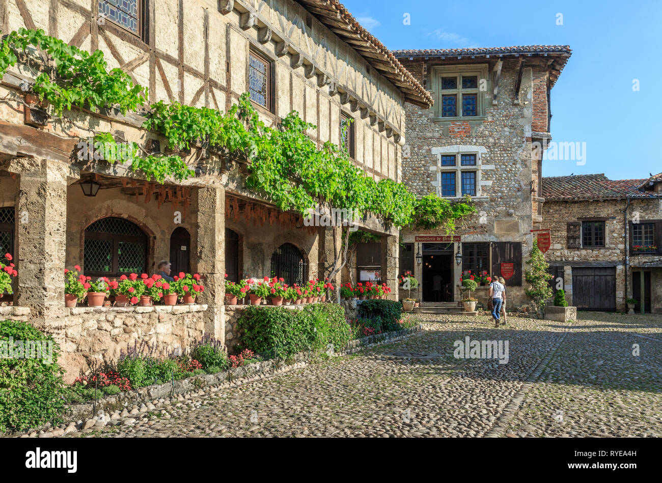 Frankreich, Ain, Perouges, mittelalterliche Stadt, mit der Bezeichnung les plus beaux villages de France (Schönste Dörfer Frankreichs), Place du Tiilleul oder d Stockfoto