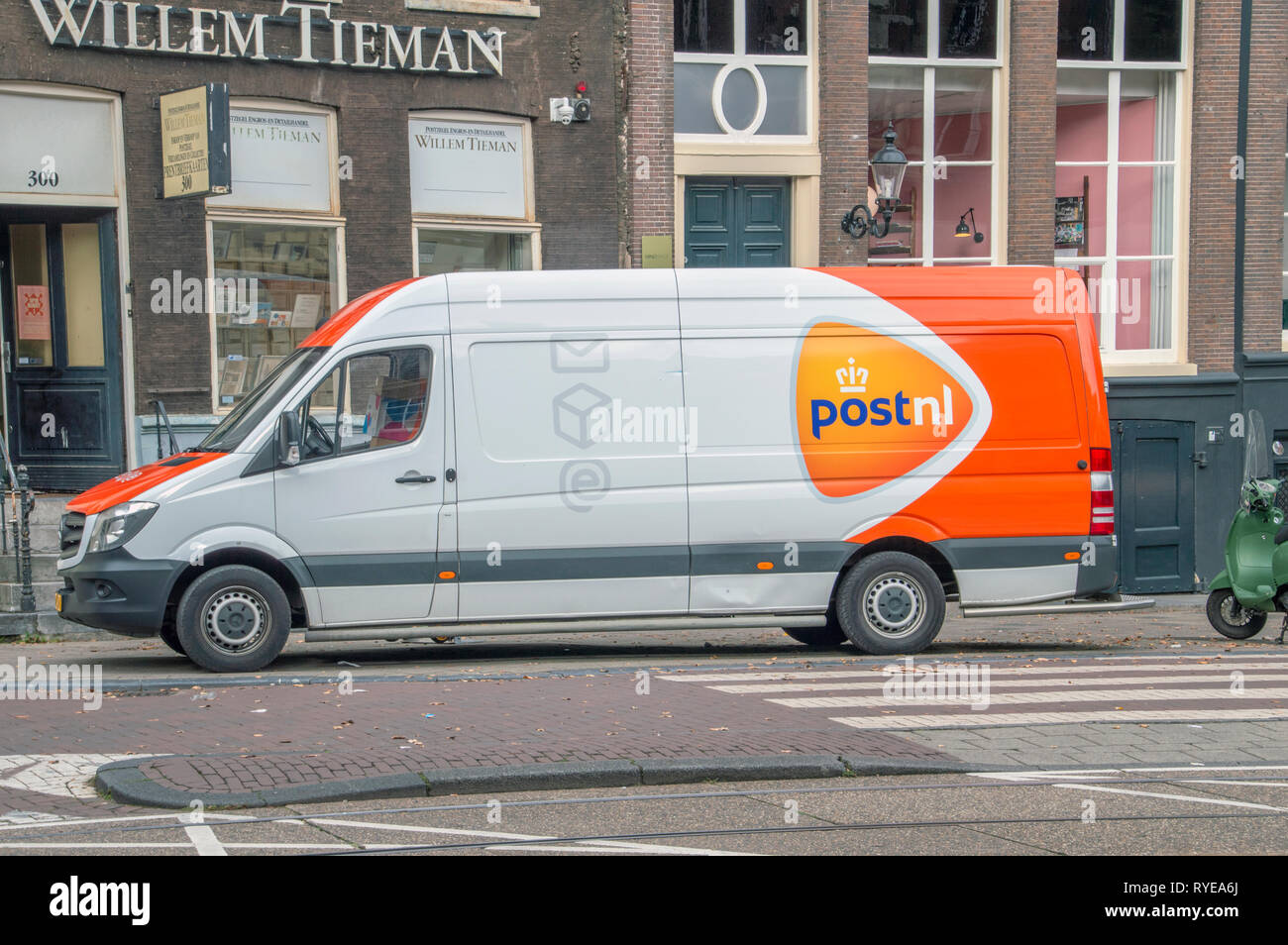 Post.nl Van in Amsterdam Die Niederlande 2018 Post.nl Van in Amsterdam Die Niederlande 2018 Stockfoto