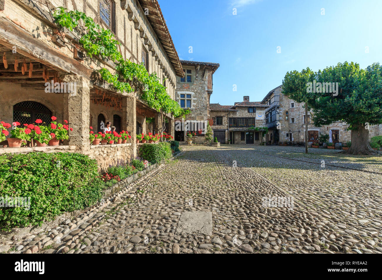 Frankreich, Ain, Perouges, mittelalterliche Stadt, mit der Bezeichnung les plus beaux villages de France (Schönste Dörfer Frankreichs), Place du Tiilleul oder d Stockfoto
