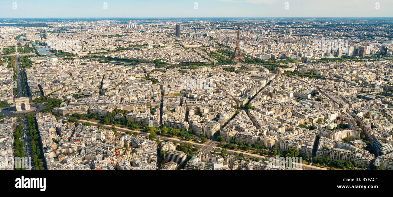 Luftaufnahme des Arc de Triomphe und dem Eiffelturm mit dem Bezirk Chaillot, Paris, Frankreich Stockfoto