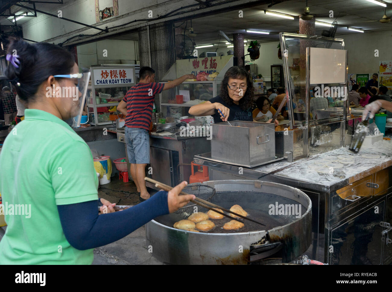 Knödel Essen in den Straßen von Georgetown, Penang, Malaysia, Asien Abschaltdruck Stockfoto