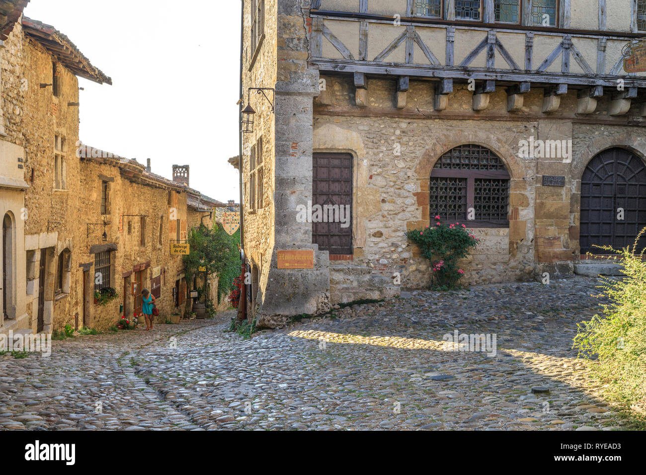 Frankreich, Ain, Perouges, mittelalterliche Stadt, mit der Bezeichnung les plus beaux villages de France (Schönste Dörfer Frankreichs), Straße mit Kopfsteinpflaster in der Vi. Stockfoto