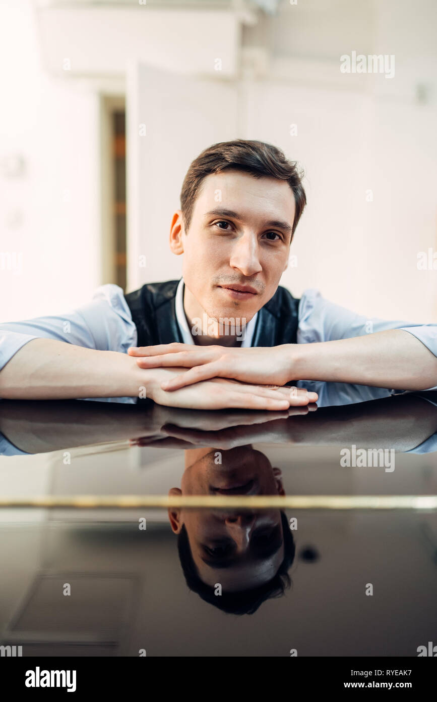 Pianist am Flügel, perfekt polierte Oberfläche Stockfoto