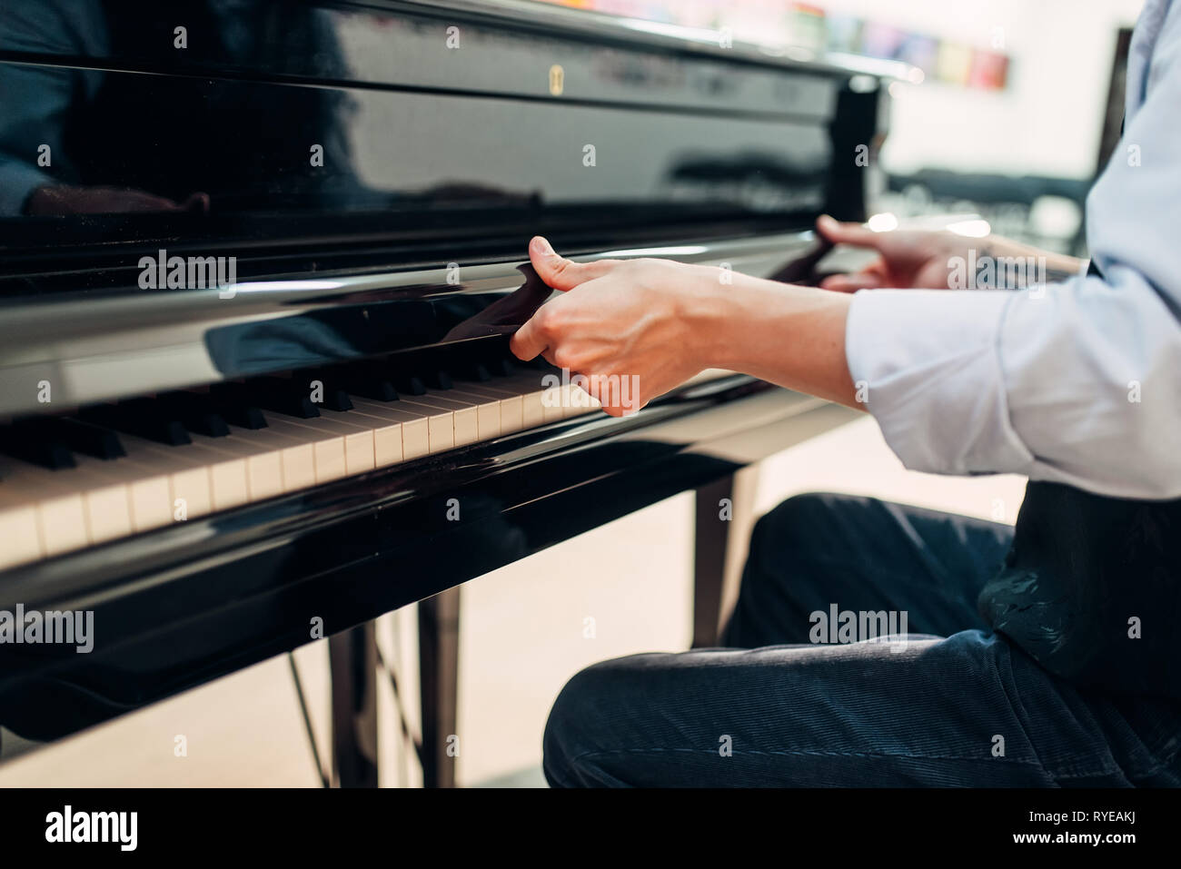 Pianist öffnet den Deckel von der Tastatur Grand Piano Stockfoto