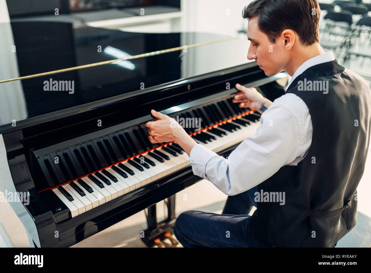 Pianist öffnet den Deckel von der Tastatur Grand Piano Stockfoto