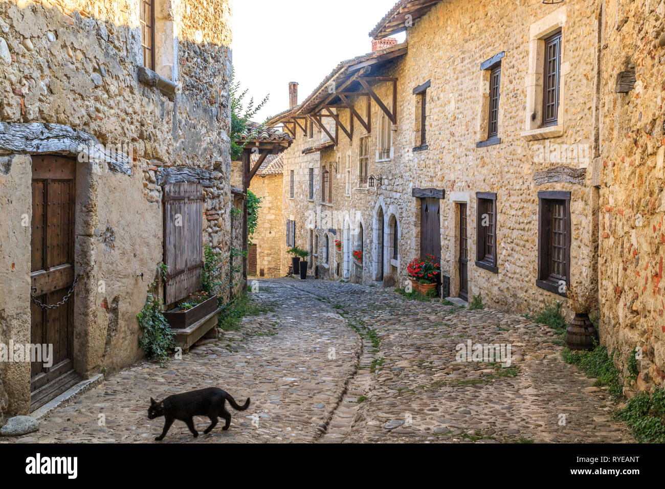 Frankreich, Ain, Perouges, mittelalterliche Stadt, mit der Bezeichnung les plus beaux villages de France (Schönste Dörfer Frankreichs), Rue des Rondes, Kopfsteinpflaster Stockfoto