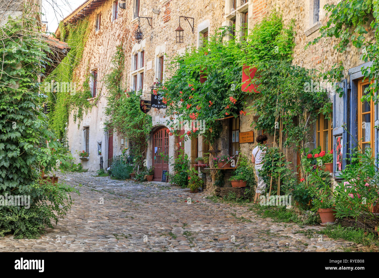 Frankreich, Ain, Perouges, mittelalterliche Stadt, mit der Bezeichnung les plus beaux villages de France (Schönste Dörfer Frankreichs), Rue des Rondes, Kopfsteinpflaster Stockfoto