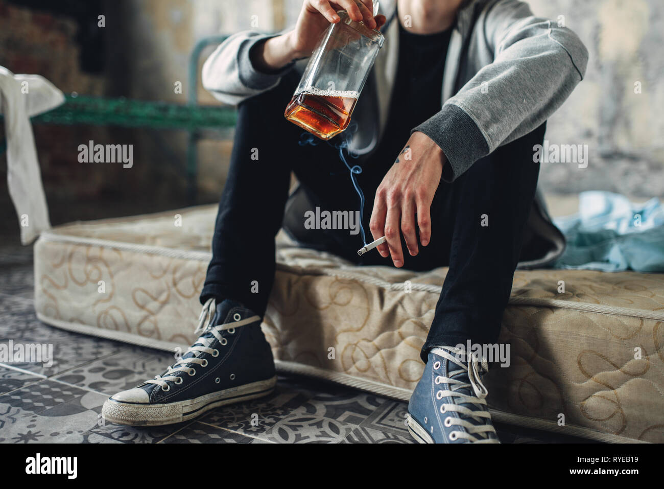 Süchtig männliche Person mit Alkohol und Zigaretten Stockfoto