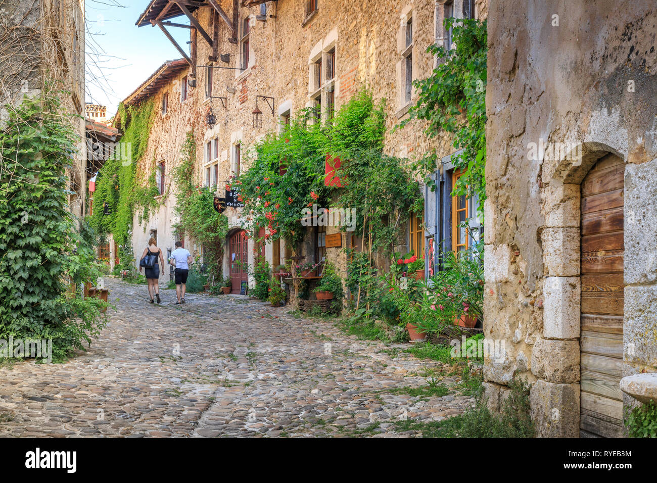 Frankreich, Ain, Perouges, mittelalterliche Stadt, mit der Bezeichnung les plus beaux villages de France (Schönste Dörfer Frankreichs), Rue des Rondes, Kopfsteinpflaster Stockfoto